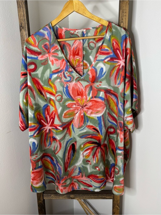JODIFL Tops - Jodifl V-Neck Floral Print Women’s Top in Multicolor Size L